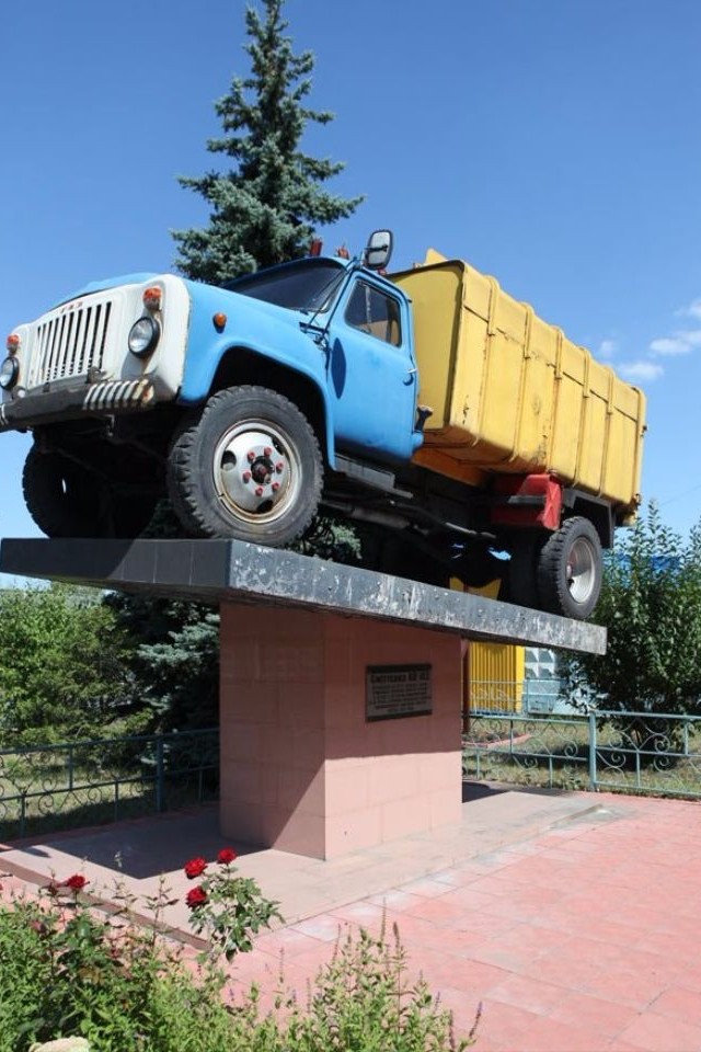 Памятник мусоровозу