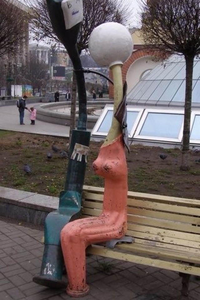 Памятник «Влюбленные фонари»