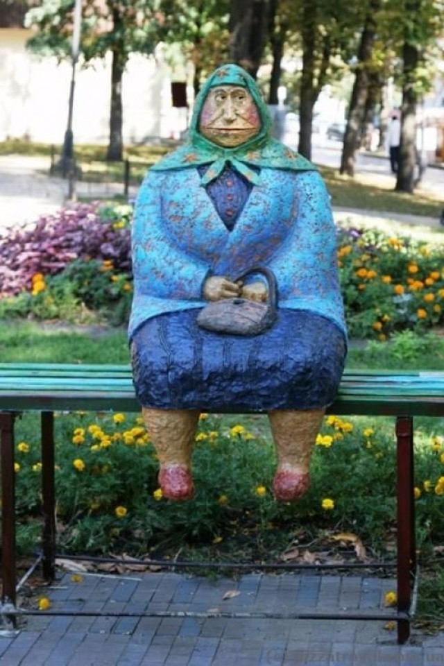 Памятник «Бабушка классическая»
