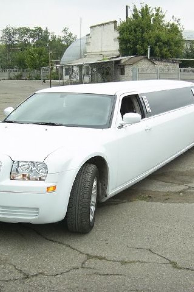 Аренда лимузина Chrysler 300C